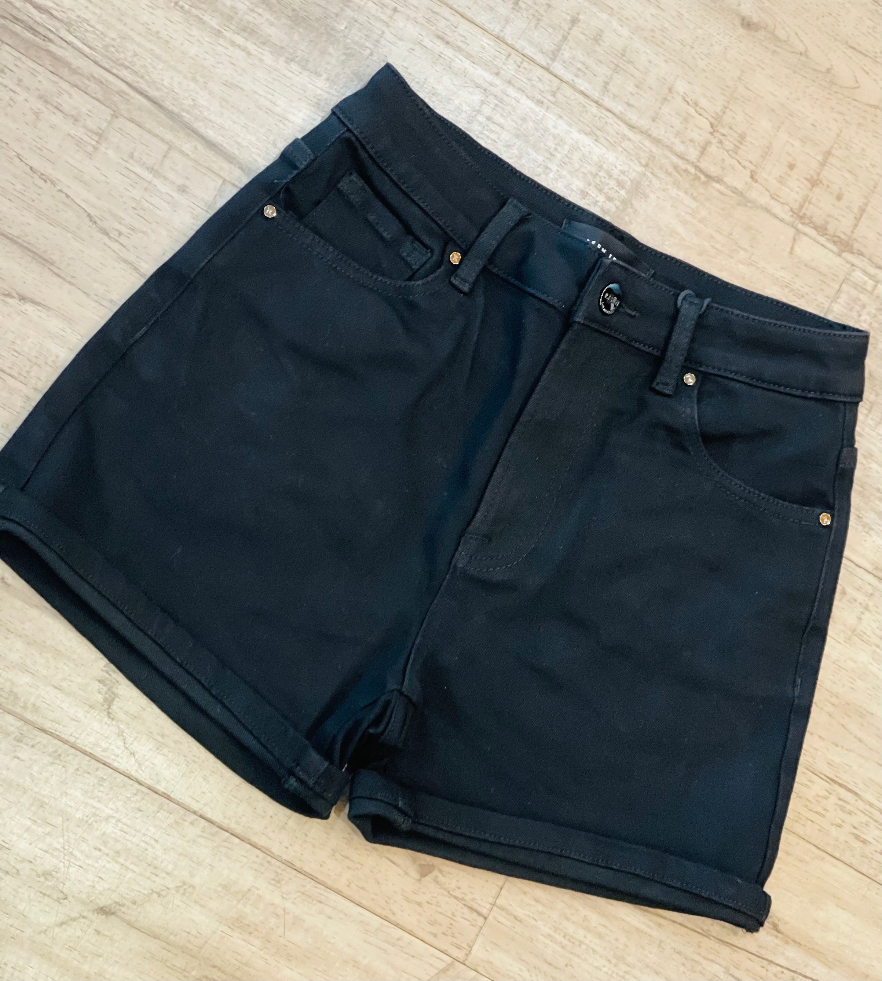 RISEN HR CUFFED SHORTS