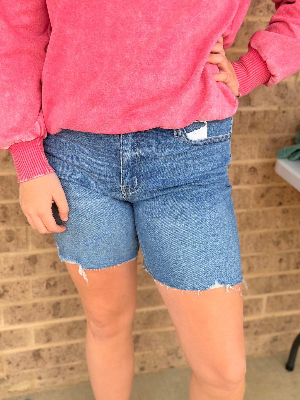 MID RISE SEAMLESS WAISTBAND MIDI SHORTS
