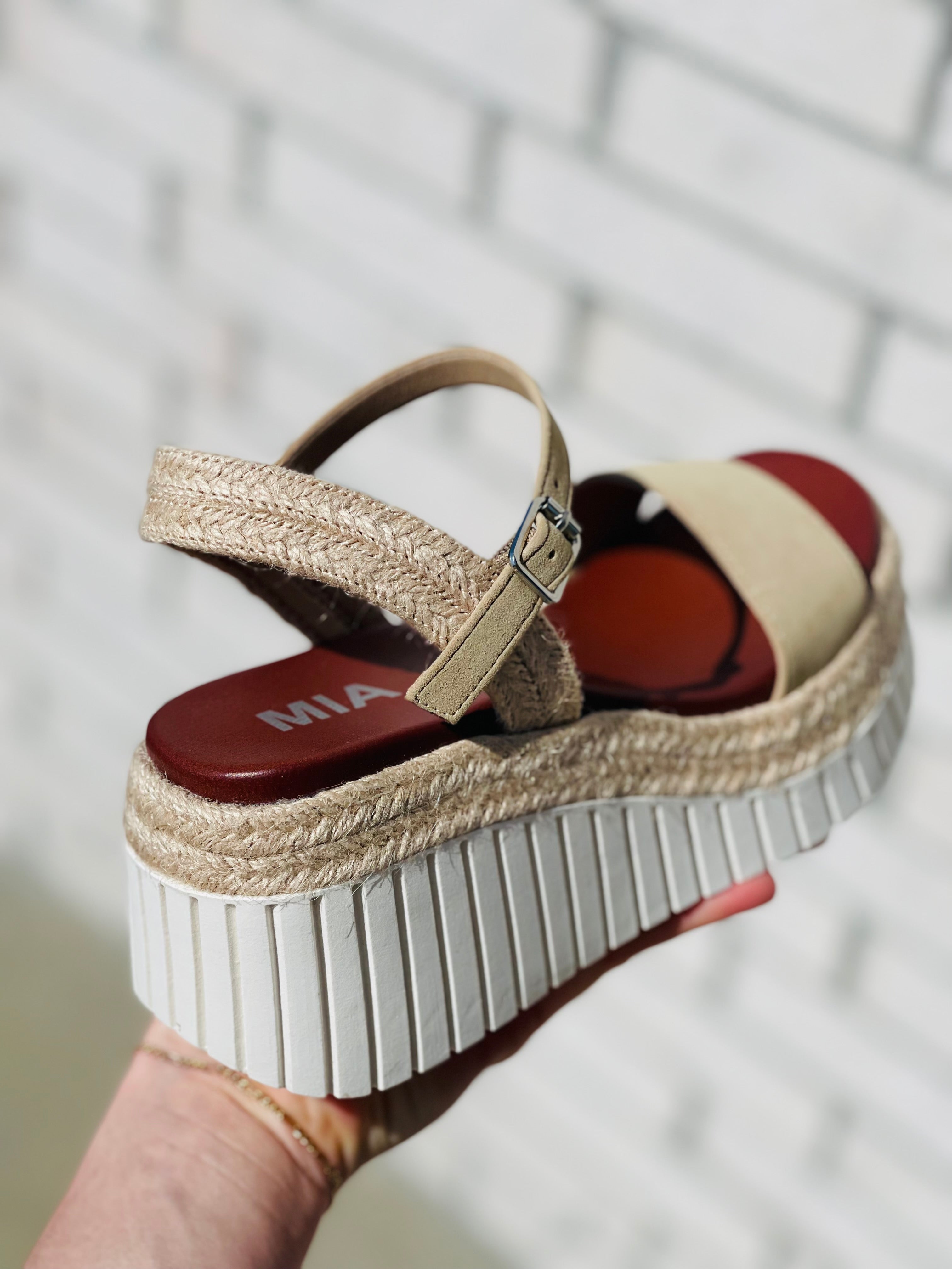 Yanis Wedge by Mia