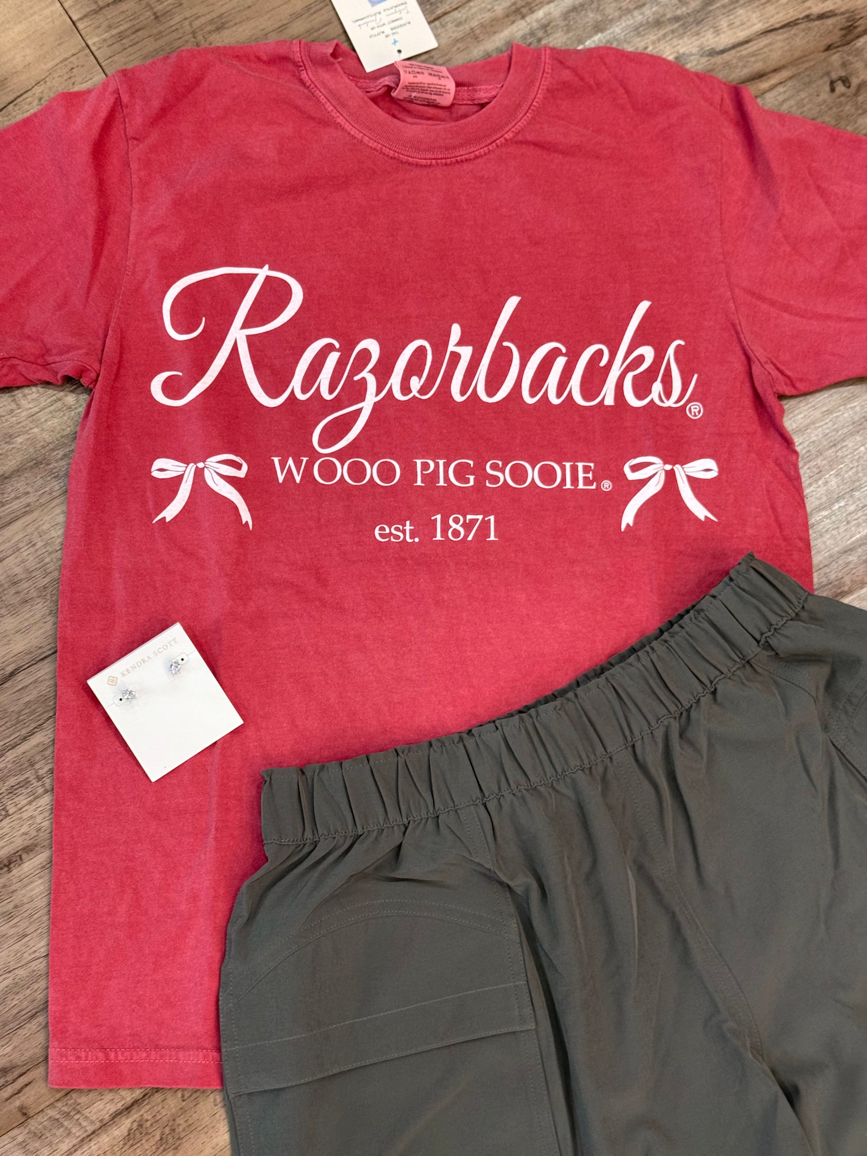 ARKANSAS RAZORBACK BOW TEE