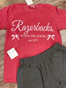 ARKANSAS RAZORBACK BOW TEE